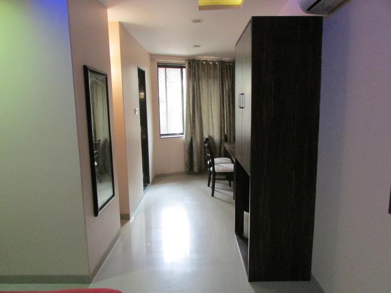 Oyo 49867 Hotel Kalpana Residency ムンバイ エクステリア 写真